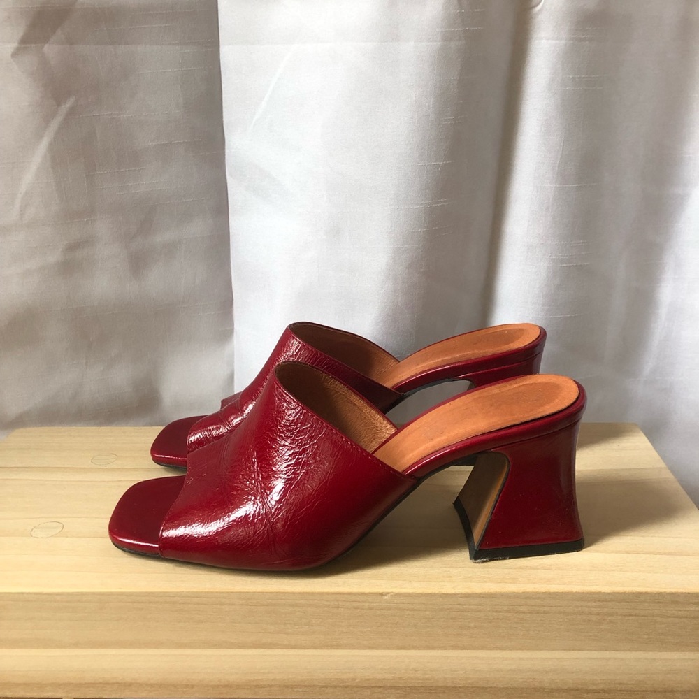 Playful 90s red berry leather patent mules (made in Spain)